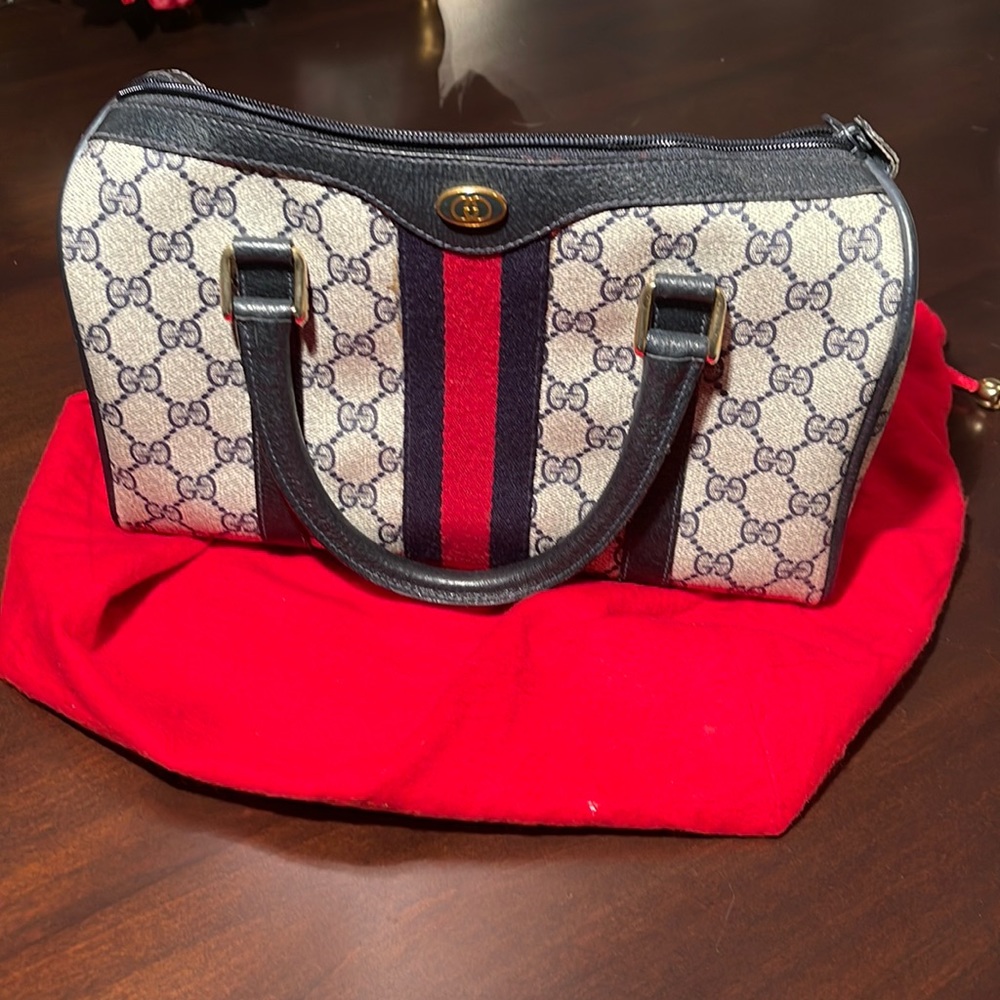 Immaculate vintage Gucci Boston barrel bag in cream and navy.